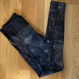 LULULEMON size 4.Side pockets& back zipper.